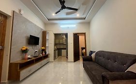 Padmavathi Homestay -2Bhk 1Bhk Ac Apartments For Group Of Families - Best Location - Flyover To Alipiri Gate - Walk To Ps4 Veg Restaurant - Modular Kitchen - Super Fast Wi-Fi- Near To Tirupati Bus Stand 2 Km-Near To Railway Station 2Km