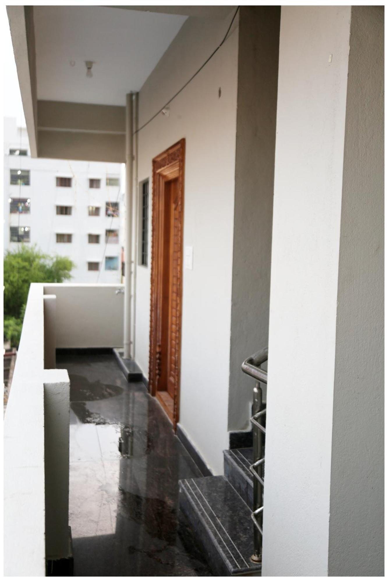 Padmavathi Homestay -2Bhk 1Bhk Ac Apartments For Group Of Families - Best Location - Flyover To Alipiri Gate - Walk To Ps4 Veg Restaurant - Modular Kitchen - Super Fast Wi-Fi- Near To Tirupati Bus Stand 2 Km-Near To Railway Station 2Km Exterior photo