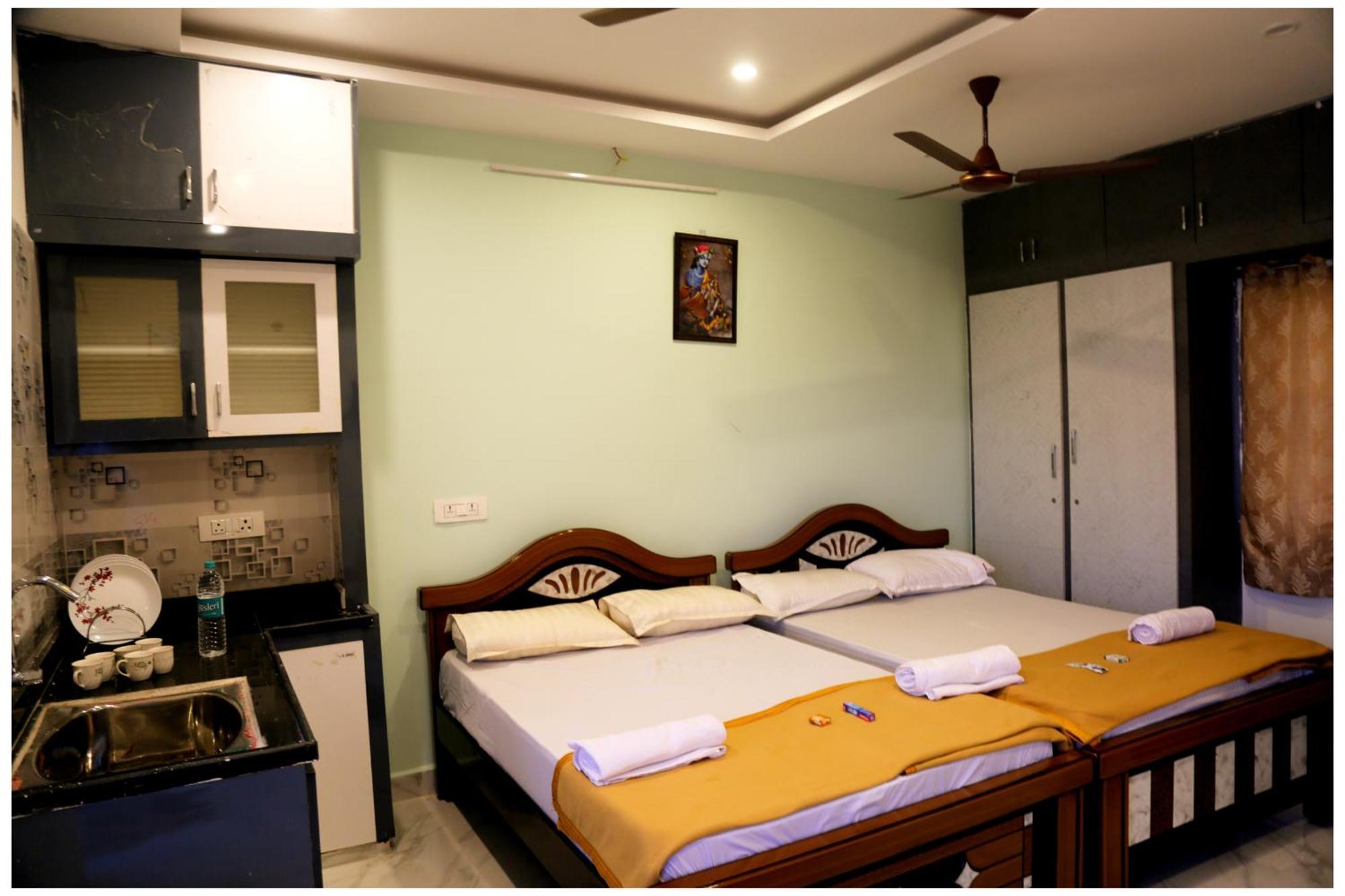 Padmavathi Homestay -2Bhk 1Bhk Ac Apartments For Group Of Families - Best Location - Flyover To Alipiri Gate - Walk To Ps4 Veg Restaurant - Modular Kitchen - Super Fast Wi-Fi- Near To Tirupati Bus Stand 2 Km-Near To Railway Station 2Km Exterior photo