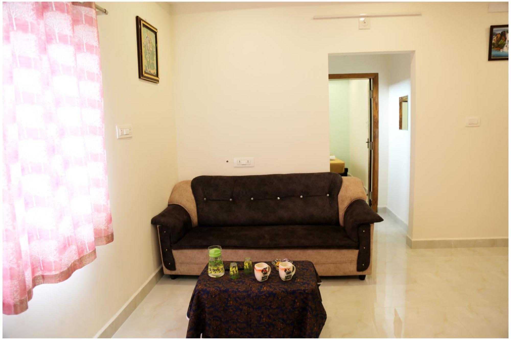 Padmavathi Homestay -2Bhk 1Bhk Ac Apartments For Group Of Families - Best Location - Flyover To Alipiri Gate - Walk To Ps4 Veg Restaurant - Modular Kitchen - Super Fast Wi-Fi- Near To Tirupati Bus Stand 2 Km-Near To Railway Station 2Km Exterior photo