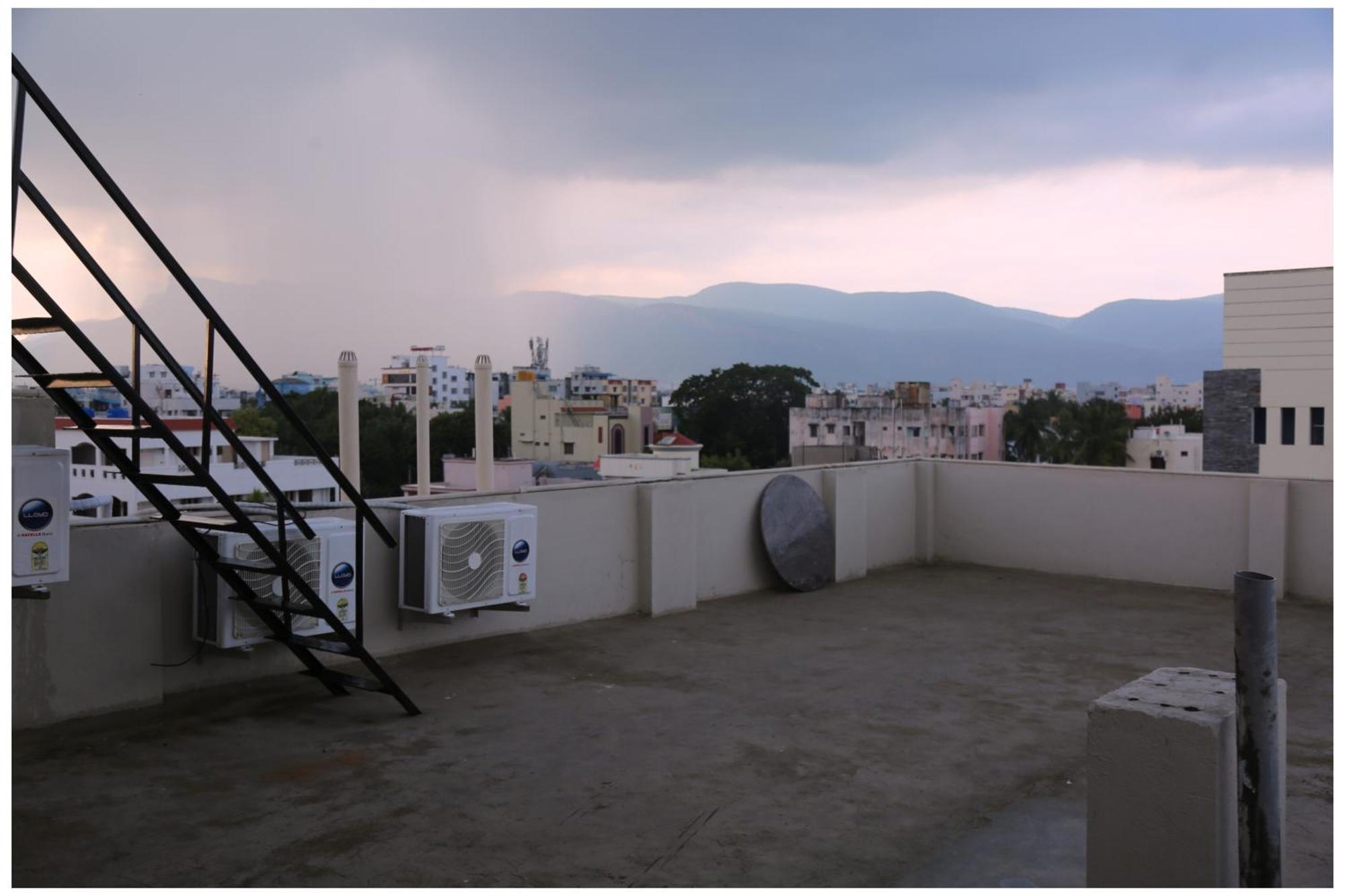 Padmavathi Homestay -2Bhk 1Bhk Ac Apartments For Group Of Families - Best Location - Flyover To Alipiri Gate - Walk To Ps4 Veg Restaurant - Modular Kitchen - Super Fast Wi-Fi- Near To Tirupati Bus Stand 2 Km-Near To Railway Station 2Km Exterior photo