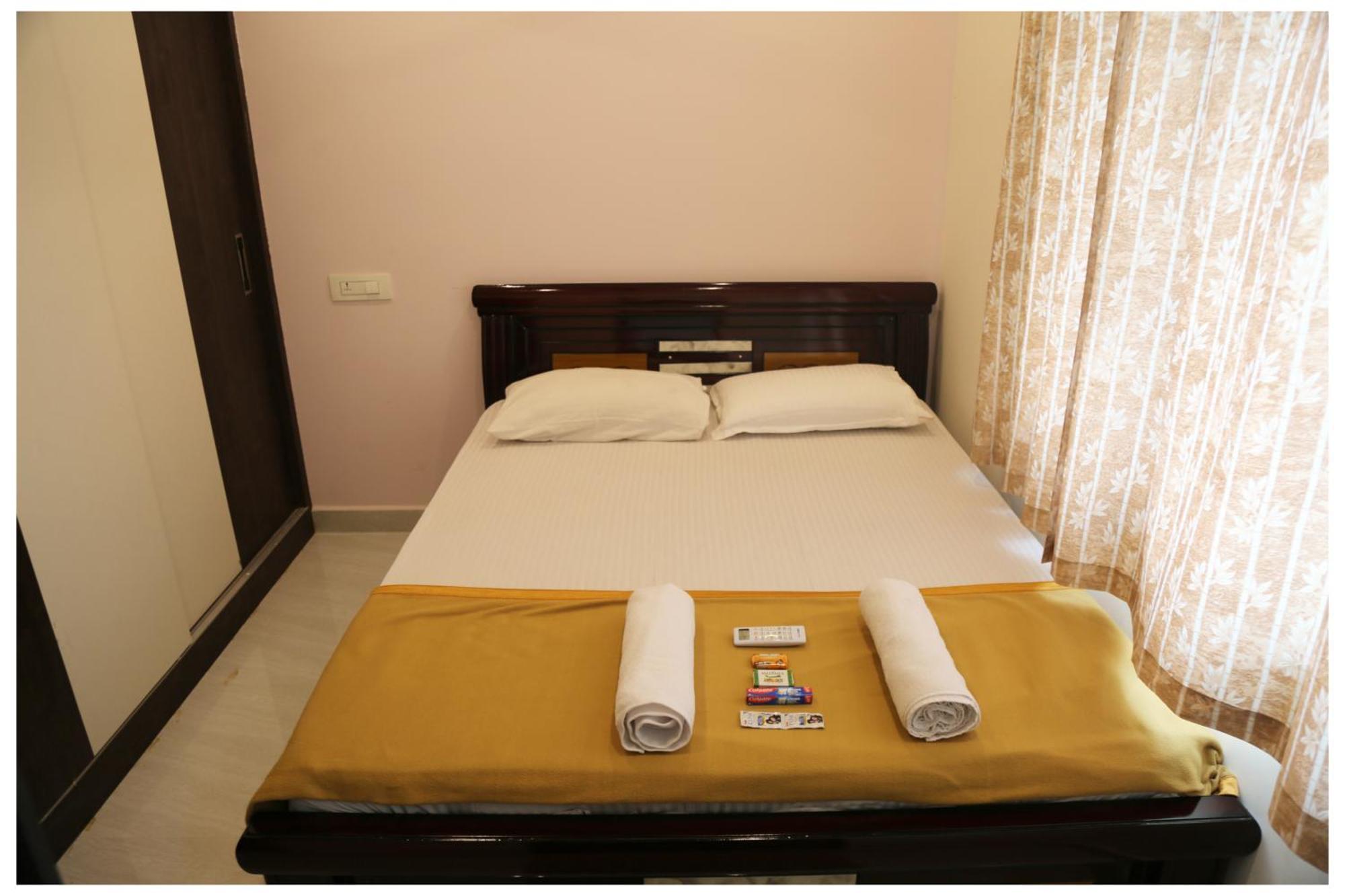 Padmavathi Homestay -2Bhk 1Bhk Ac Apartments For Group Of Families - Best Location - Flyover To Alipiri Gate - Walk To Ps4 Veg Restaurant - Modular Kitchen - Super Fast Wi-Fi- Near To Tirupati Bus Stand 2 Km-Near To Railway Station 2Km Exterior photo
