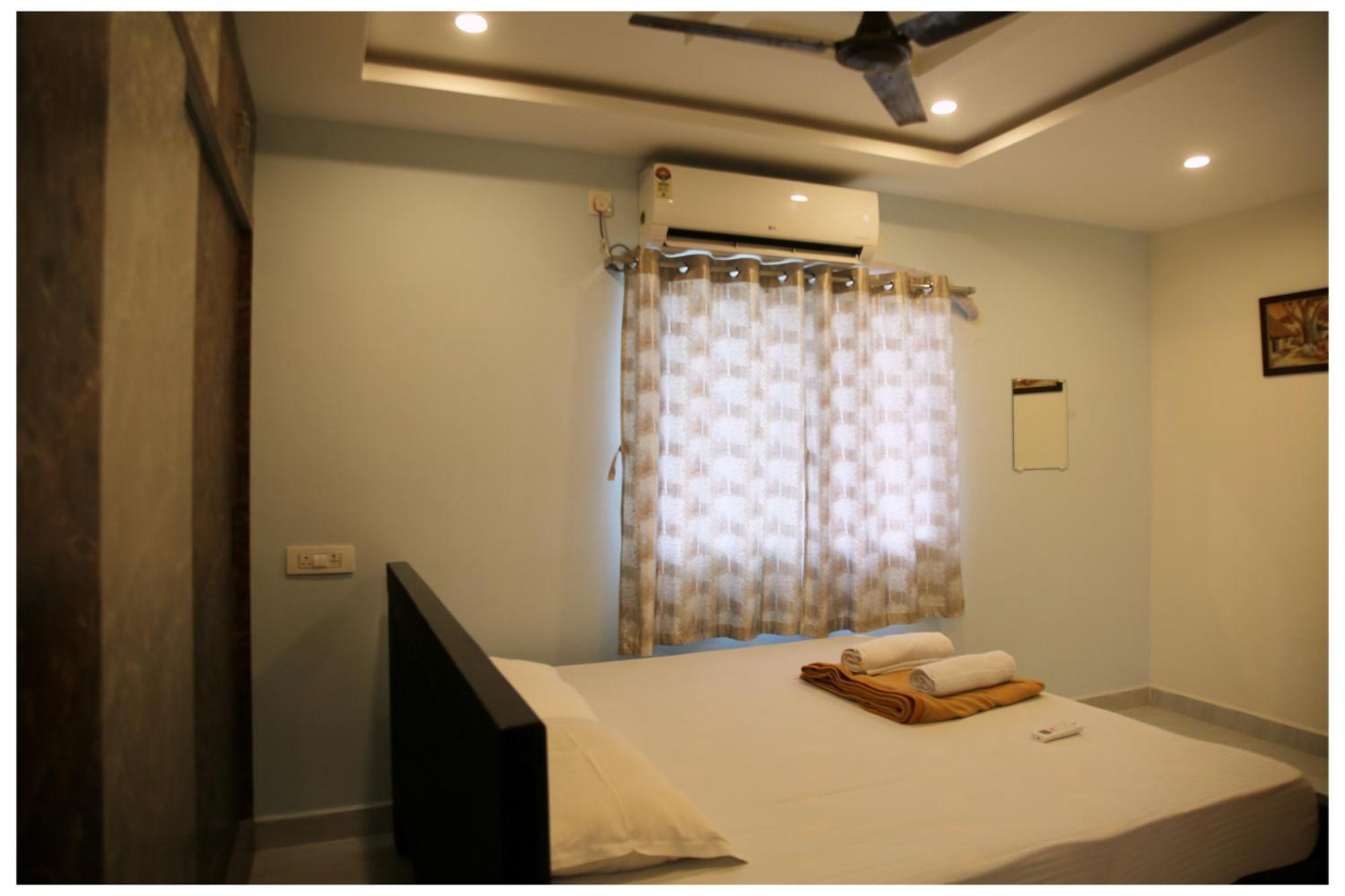 Padmavathi Homestay -2Bhk 1Bhk Ac Apartments For Group Of Families - Best Location - Flyover To Alipiri Gate - Walk To Ps4 Veg Restaurant - Modular Kitchen - Super Fast Wi-Fi- Near To Tirupati Bus Stand 2 Km-Near To Railway Station 2Km Exterior photo