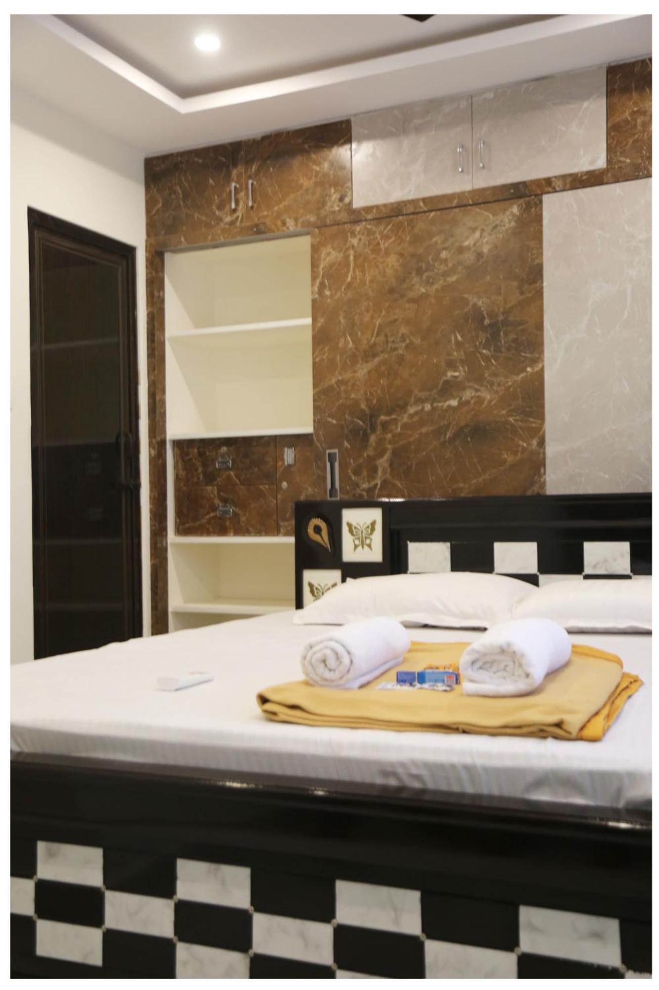 Padmavathi Homestay -2Bhk 1Bhk Ac Apartments For Group Of Families - Best Location - Flyover To Alipiri Gate - Walk To Ps4 Veg Restaurant - Modular Kitchen - Super Fast Wi-Fi- Near To Tirupati Bus Stand 2 Km-Near To Railway Station 2Km Exterior photo