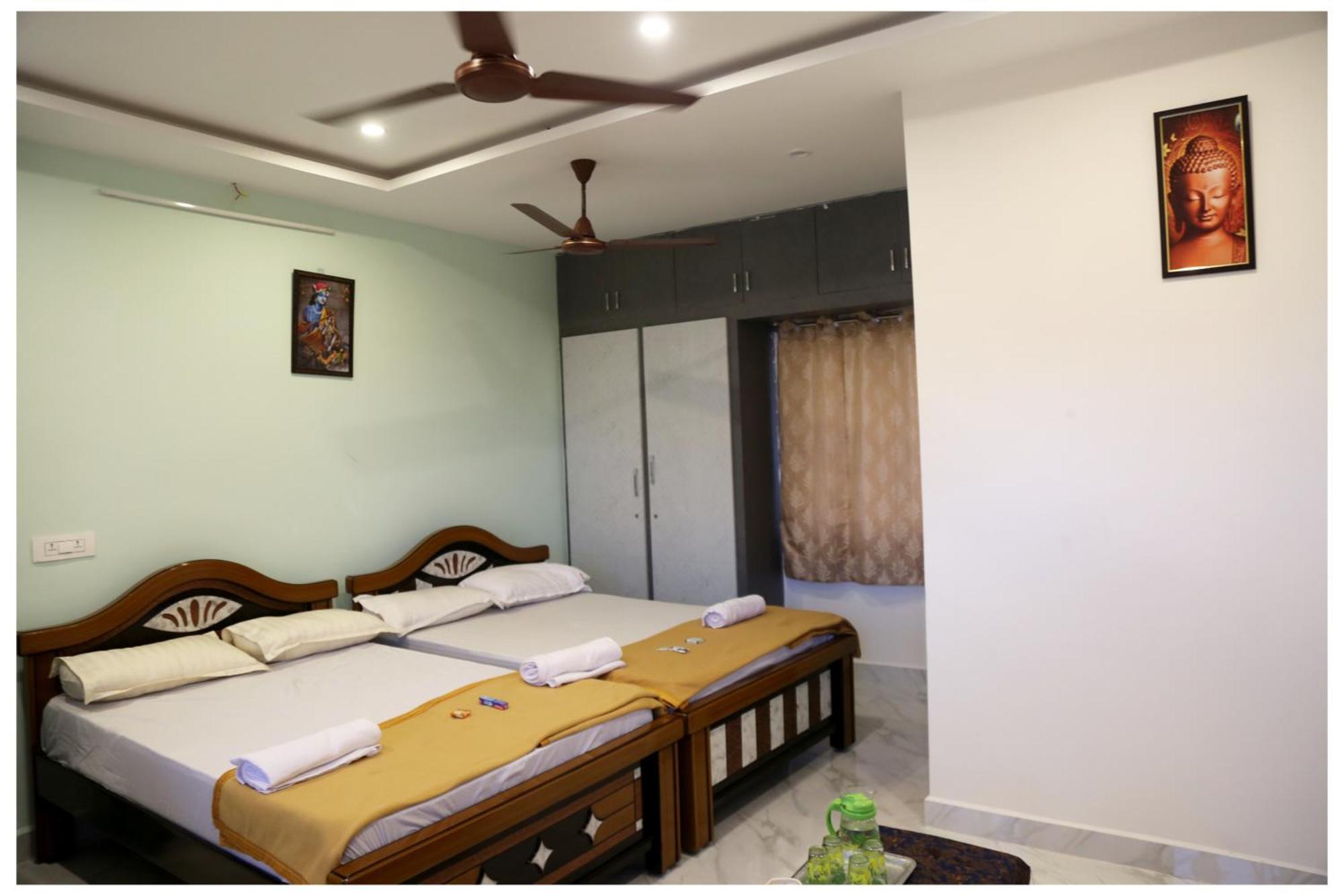 Padmavathi Homestay -2Bhk 1Bhk Ac Apartments For Group Of Families - Best Location - Flyover To Alipiri Gate - Walk To Ps4 Veg Restaurant - Modular Kitchen - Super Fast Wi-Fi- Near To Tirupati Bus Stand 2 Km-Near To Railway Station 2Km Exterior photo