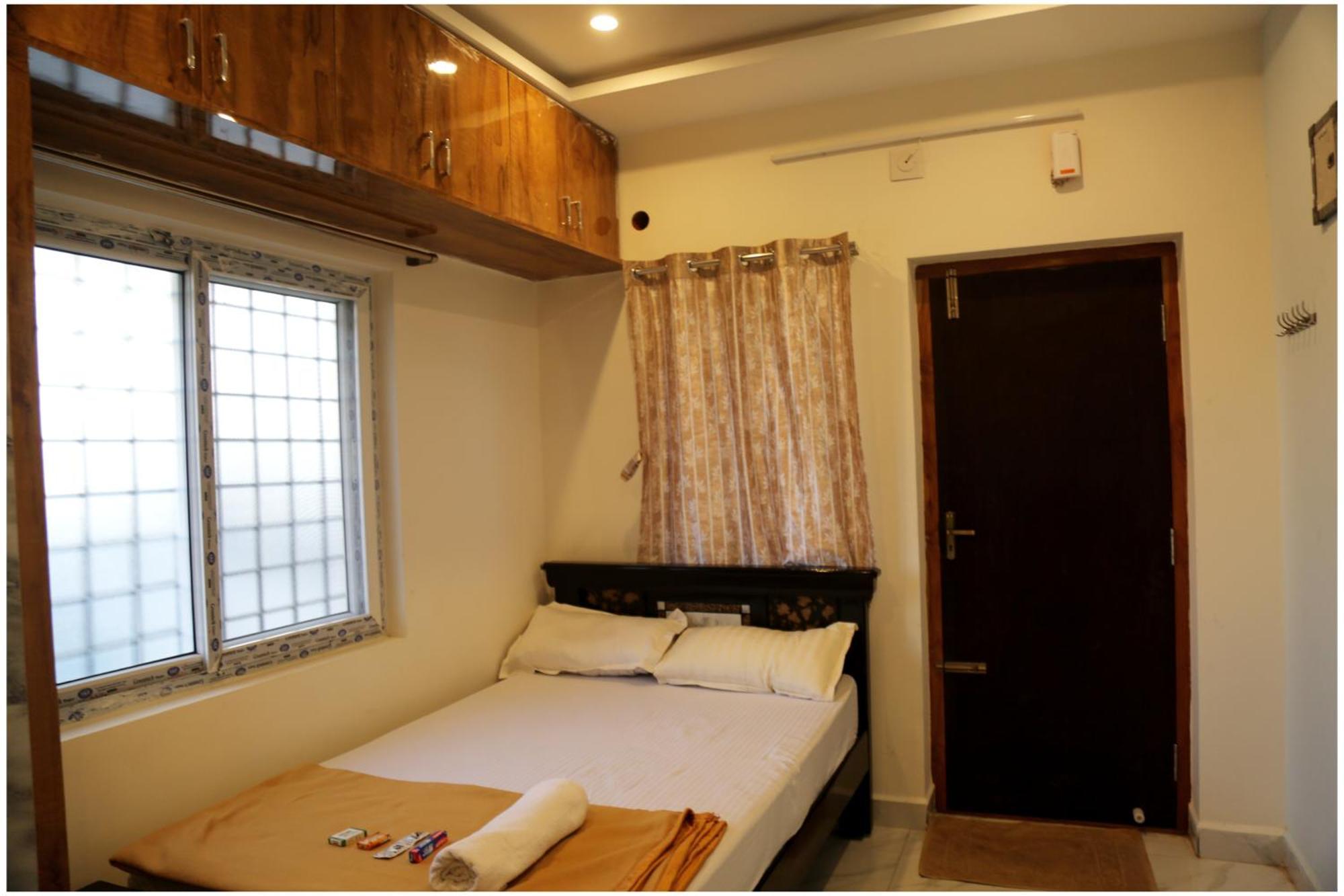 Padmavathi Homestay -2Bhk 1Bhk Ac Apartments For Group Of Families - Best Location - Flyover To Alipiri Gate - Walk To Ps4 Veg Restaurant - Modular Kitchen - Super Fast Wi-Fi- Near To Tirupati Bus Stand 2 Km-Near To Railway Station 2Km Exterior photo