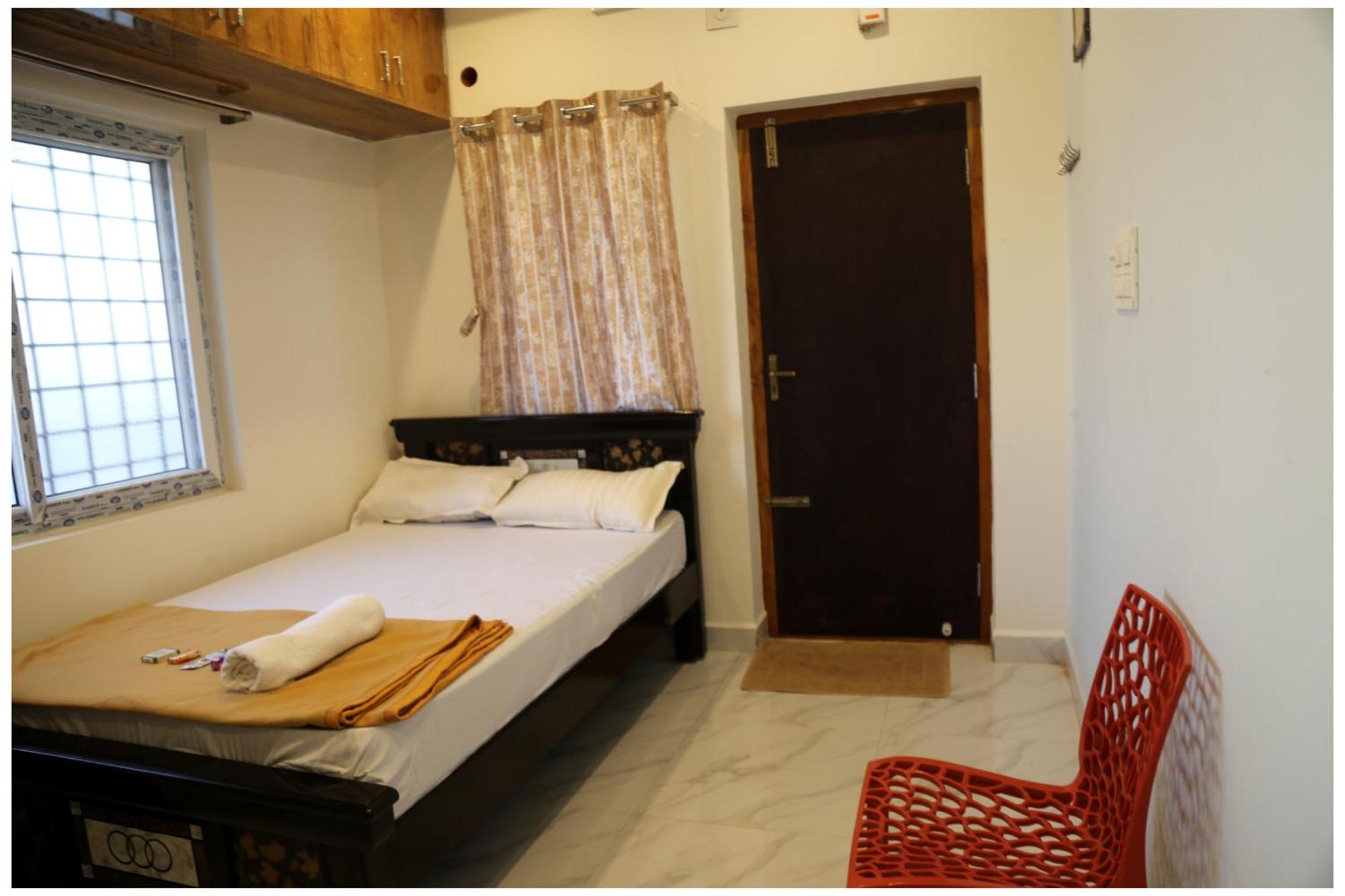 Padmavathi Homestay -2Bhk 1Bhk Ac Apartments For Group Of Families - Best Location - Flyover To Alipiri Gate - Walk To Ps4 Veg Restaurant - Modular Kitchen - Super Fast Wi-Fi- Near To Tirupati Bus Stand 2 Km-Near To Railway Station 2Km Exterior photo