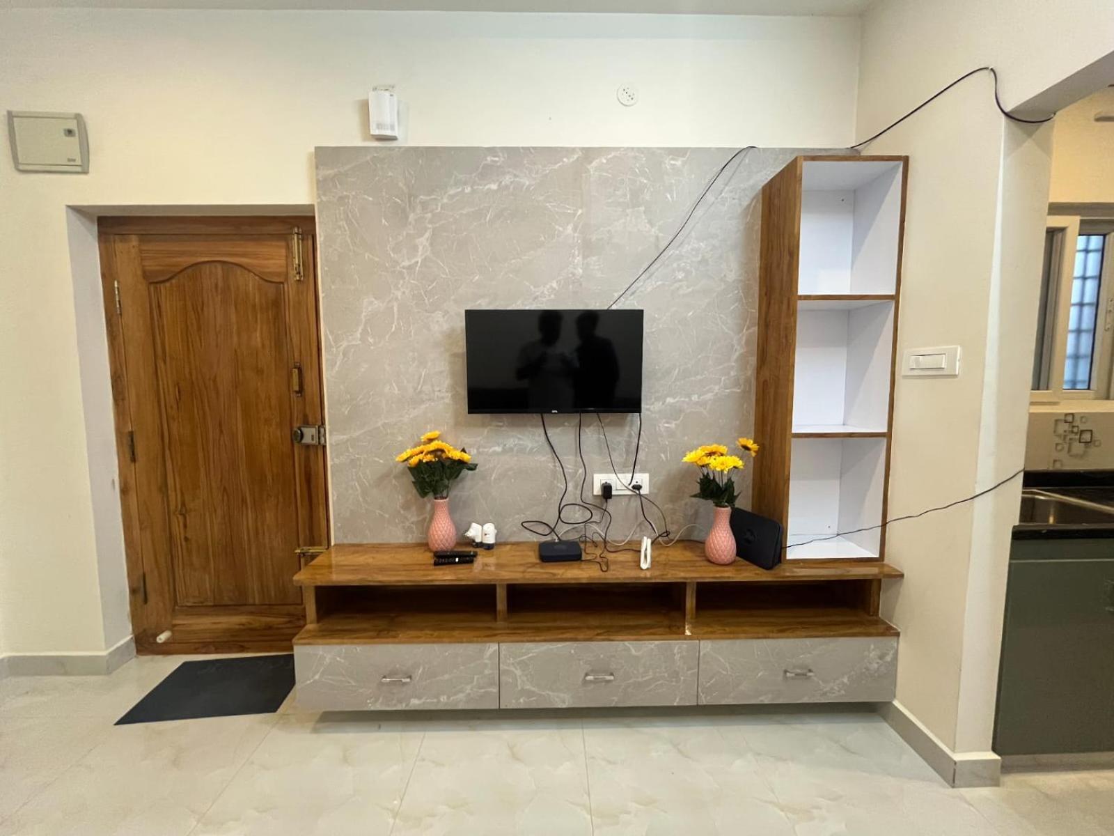 Padmavathi Homestay -2Bhk 1Bhk Ac Apartments For Group Of Families - Best Location - Flyover To Alipiri Gate - Walk To Ps4 Veg Restaurant - Modular Kitchen - Super Fast Wi-Fi- Near To Tirupati Bus Stand 2 Km-Near To Railway Station 2Km Exterior photo
