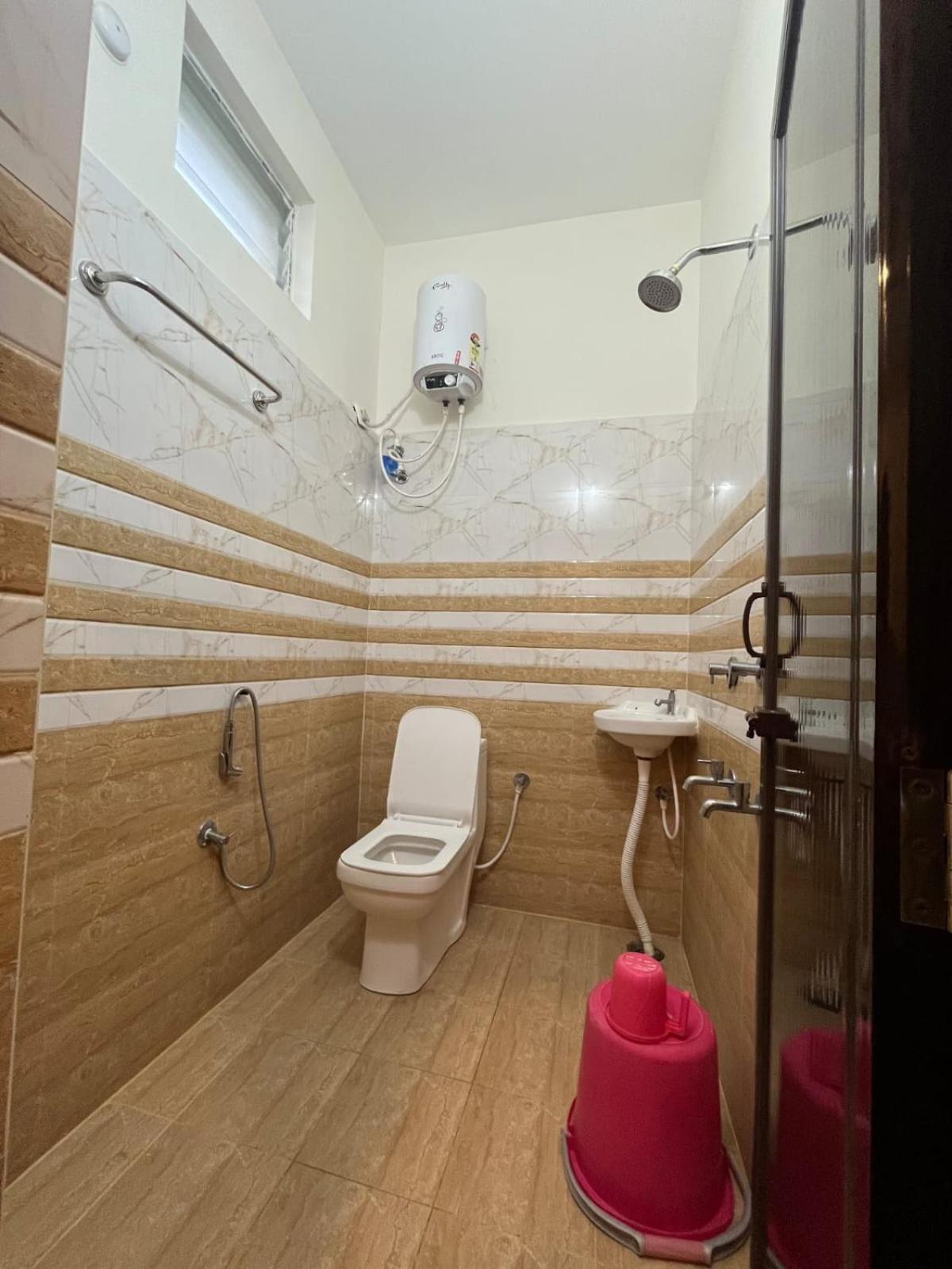 Padmavathi Homestay -2Bhk 1Bhk Ac Apartments For Group Of Families - Best Location - Flyover To Alipiri Gate - Walk To Ps4 Veg Restaurant - Modular Kitchen - Super Fast Wi-Fi- Near To Tirupati Bus Stand 2 Km-Near To Railway Station 2Km Exterior photo