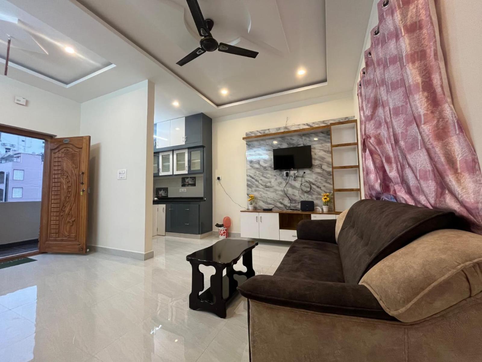 Padmavathi Homestay -2Bhk 1Bhk Ac Apartments For Group Of Families - Best Location - Flyover To Alipiri Gate - Walk To Ps4 Veg Restaurant - Modular Kitchen - Super Fast Wi-Fi- Near To Tirupati Bus Stand 2 Km-Near To Railway Station 2Km Exterior photo