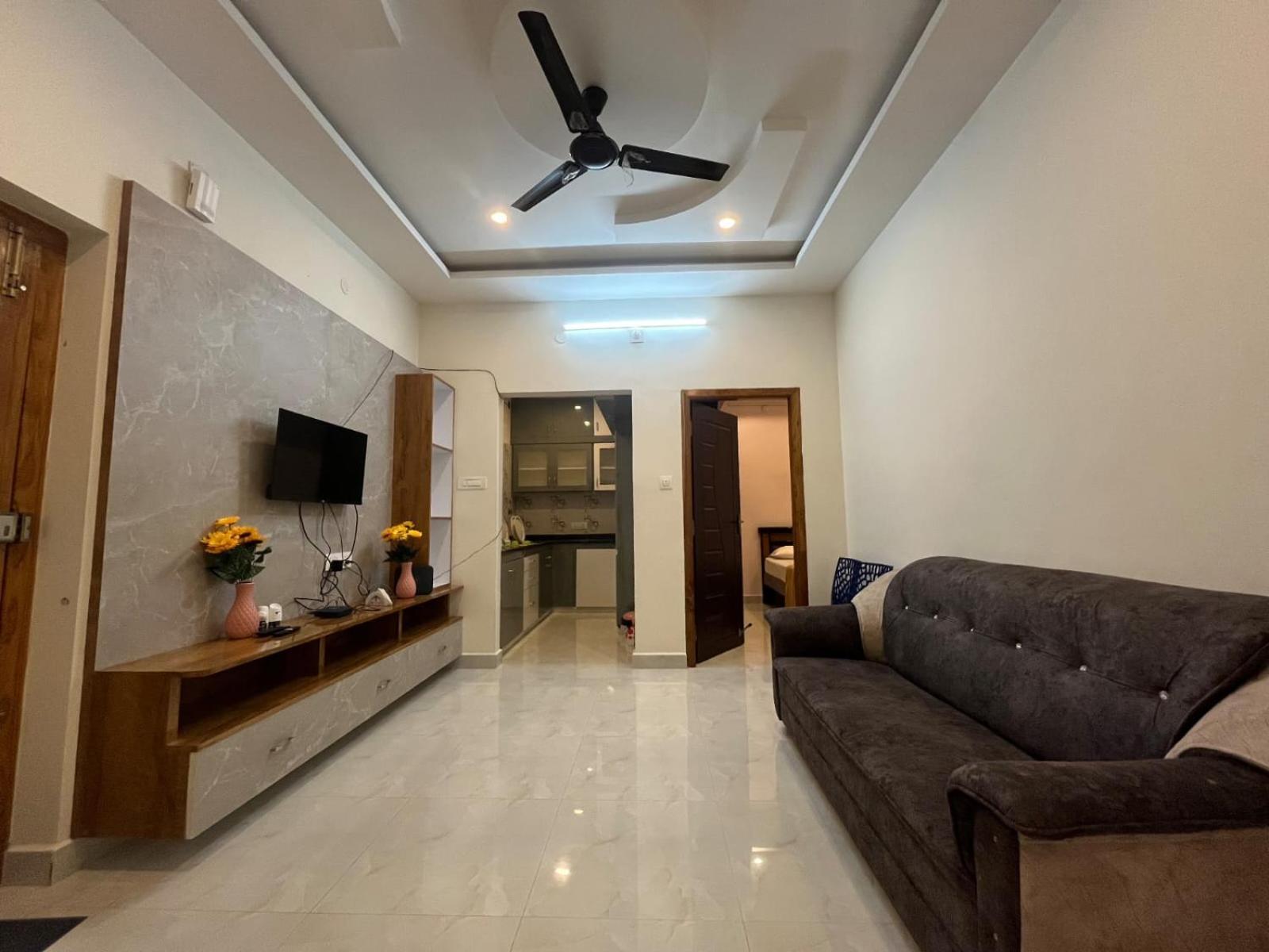 Padmavathi Homestay -2Bhk 1Bhk Ac Apartments For Group Of Families - Best Location - Flyover To Alipiri Gate - Walk To Ps4 Veg Restaurant - Modular Kitchen - Super Fast Wi-Fi- Near To Tirupati Bus Stand 2 Km-Near To Railway Station 2Km Exterior photo