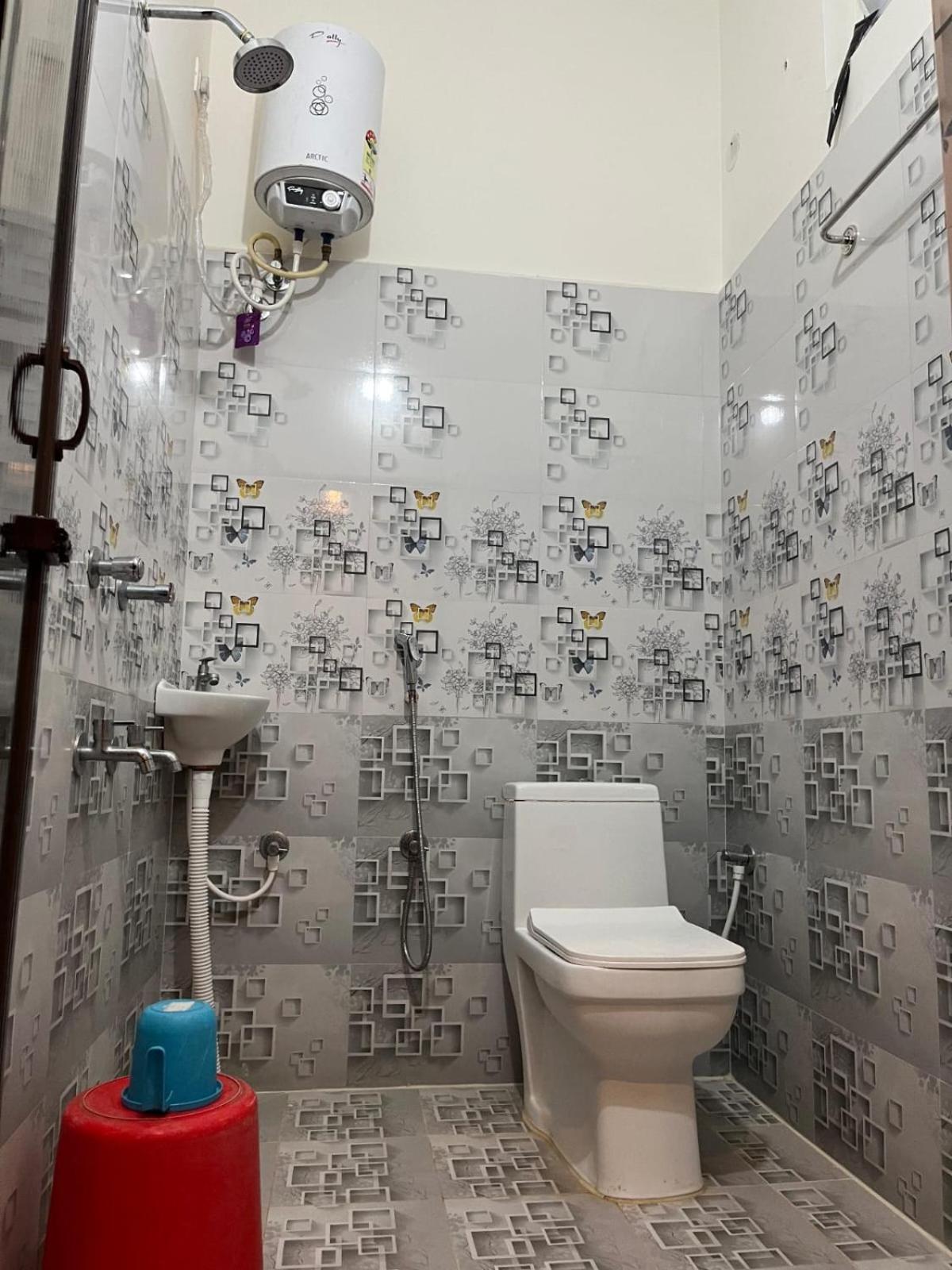 Padmavathi Homestay -2Bhk 1Bhk Ac Apartments For Group Of Families - Best Location - Flyover To Alipiri Gate - Walk To Ps4 Veg Restaurant - Modular Kitchen - Super Fast Wi-Fi- Near To Tirupati Bus Stand 2 Km-Near To Railway Station 2Km Exterior photo